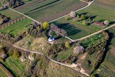 Vue oblique de Chapelle dans la réserve naturelle de Kleine Kalmit à le quartier Ilbesheim in Ilbesheim bei Landau in der Pfalz dans le département Rhénanie-Palatinat, Allemagne