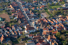 Vue aérienne de Église protestante Ottersheim au centre du village à le quartier Ottersheim in Ottersheim bei Landau dans le département Rhénanie-Palatinat, Allemagne