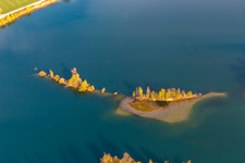 Vue aérienne de Kiesweier du Wolf Kieswerk avec système photovoltaïque flottant à Leimersheim dans le département Rhénanie-Palatinat, Allemagne
