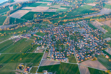 Vue aérienne de Champs agricoles et terres agricoles à Forstfeld dans le département Bas Rhin, France