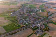 Vue aérienne de Vue sur le village à Rœschwoog dans le département Bas Rhin, France