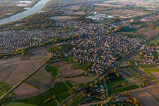 Vue aérienne de Vue des rues et des maisons dans les quartiers résidentiels à Drusenheim dans le département Bas Rhin, France