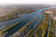 Vue aérienne de Centrale hydroélectrique EDF à l'écluse de Freistett sur le Rhin à Gambsheim dans le département Bas Rhin, France