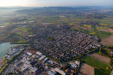 Vue aérienne de Vue des rues et des maisons dans les quartiers résidentiels à Schutterwald dans le département Bade-Wurtemberg, Allemagne