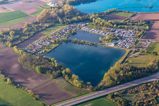 Vue aérienne de Caravanes et tentes - camping - et emplacement pour tentes au lac de la carrière Schuttern à le quartier Schuttern in Friesenheim dans le département Bade-Wurtemberg, Allemagne