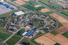 Vue aérienne de Abris en béton et anciens hangars d'aérodrome avec toits voûtés dans la zone industrielle actuelle de Lahr/Forêt-Noire à le quartier Schuttern in Friesenheim dans le département Bade-Wurtemberg, Allemagne