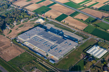 Vue aérienne de Complexe immobilier et terrain du centre logistique de Zalando Logistics Süd SE & Co. KG sur Einsteinallee/Forêt-Noire à le quartier Hugsweier in Lahr dans le département Bade-Wurtemberg, Allemagne
