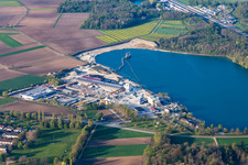 Vue aérienne de Usine de béton préfabriqué de la Forêt-Noire dans la gravière Lahr Kippenheimweiler de Waldmattensee à le quartier Kippenheimweiler in Lahr dans le département Bade-Wurtemberg, Allemagne