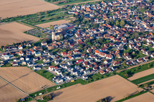 Vue aérienne de Église paroissiale de Saint Cyprien et Justine au centre du village à le quartier Kappel am Rhein in Kappel-Grafenhausen dans le département Bade-Wurtemberg, Allemagne