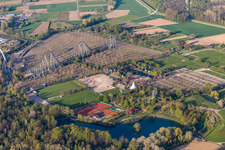 Vue aérienne de Parking vide du parc d'attractions Europa-Park pendant le confinement dû au coronavirus à Rust dans le département Bade-Wurtemberg, Allemagne