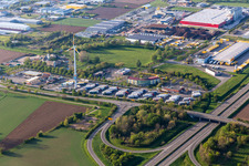 Vue aérienne de Aires de stationnement pour camions sur l'aire de service de l'autoroute et parking Autohof Europa Park sur l'autoroute A5 à Herbolzheim dans le département Bade-Wurtemberg, Allemagne
