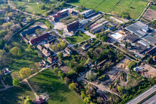 Vue aérienne de Enclos de parc animalier Mundenhof et jardinage urbain à le quartier Mundenhof in Freiburg im Breisgau dans le département Bade-Wurtemberg, Allemagne