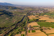 Vue aérienne de Bâle Landstr à le quartier Wolfenweiler in Schallstadt dans le département Bade-Wurtemberg, Allemagne