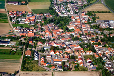 Vue aérienne de Vue des rues et des maisons des quartiers résidentiels à le quartier Assenheim in Hochdorf-Assenheim dans le département Rhénanie-Palatinat, Allemagne