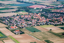 Vue aérienne de Vue des rues et des maisons des quartiers résidentiels à le quartier Schauernheim in Dannstadt-Schauernheim dans le département Rhénanie-Palatinat, Allemagne