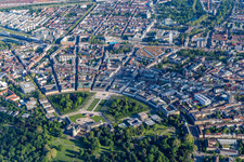 Vue aérienne de Ville en forme d'éventail avec le château et le cercle de Karlsruhe à le quartier Innenstadt-West in Karlsruhe dans le département Bade-Wurtemberg, Allemagne