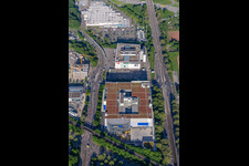 Magasin de meubles - marché de meubles de " IKEA Deutschland GmbH & Co. KG " sur Gerwigstraße - Weinweg - Durlacher Allee à le quartier Oststadt in Karlsruhe dans le département Bade-Wurtemberg, Allemagne vue d'en haut