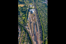 Vue aérienne de Gare de triage à le quartier Beiertheim-Bulach in Karlsruhe dans le département Bade-Wurtemberg, Allemagne