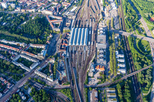 Vue aérienne de Plan des voies et gare principale de la Deutsche Bahn à le quartier Südweststadt in Karlsruhe dans le département Bade-Wurtemberg, Allemagne