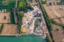 Vue aérienne de Étang de carrière de minéraux HBM Hagenbacher Bau à Hagenbach dans le département Rhénanie-Palatinat, Allemagne