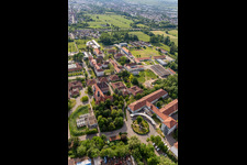 Vue aérienne de Centre de soutien Caritas St. Laurentius et Paulus et l'organisation de jeunesse St. Josef dans le quartier de Queichheim à Landau in der Pfalz dans le département Rhénanie-Palatinat, Allemagne