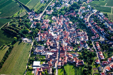 Vue aérienne de Champs agricoles et surfaces utilisables à Großkarlbach dans le département Rhénanie-Palatinat, Allemagne