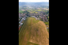 Vue aérienne de Aire de vol à voile sur l'aérodrome FSV Neustadt à Lachen-Speyerdorf à le quartier Speyerdorf in Neustadt an der Weinstraße dans le département Rhénanie-Palatinat, Allemagne