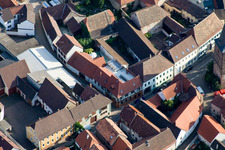 Rue principale à Großkarlbach dans le département Rhénanie-Palatinat, Allemagne hors des airs