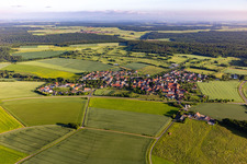 Vue aérienne de Vue de la ville en bordure des champs agricoles et des terres agricoles en Löffelsterz à le quartier Löffelsterz in Schonungen dans le département Bavière, Allemagne