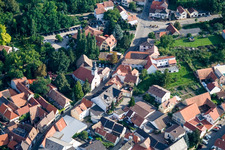 Vue aérienne de Église catholique Saint-Jacques-le-Majeur (construite en 1713, remise aux catholiques en 1957) à Großkarlbach dans le département Rhénanie-Palatinat, Allemagne