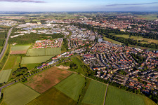 Vue aérienne de Vue des rues et des maisons dans les quartiers résidentiels à Sennfeld dans le département Bavière, Allemagne