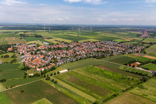 Vue aérienne de Vue sur la commune en bordure de champs agricoles et de zones agricoles à Minfeld dans le département Rhénanie-Palatinat, Allemagne