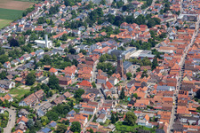 Vue aérienne de Église Saint-Georges - Paroisse Kandel à Kandel dans le département Rhénanie-Palatinat, Allemagne