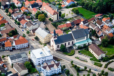 Vue aérienne de Saint Philippe Jakobus. Banque populaire Kraichgau eG à le quartier Oberhausen in Oberhausen-Rheinhausen dans le département Bade-Wurtemberg, Allemagne