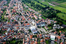 Vue aérienne de Église catholique dans le vieux centre-ville à le quartier Oberhausen in Oberhausen-Rheinhausen dans le département Bade-Wurtemberg, Allemagne