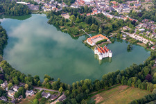 Vue aérienne de Bâtiments et parc du château Renaissance à douves sur l'étang du château (mer Baltique) à Glücksburg dans le département Schleswig-Holstein, Allemagne