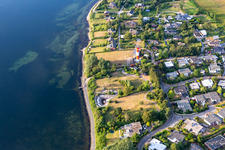 Vue aérienne de Jetée de baignade de Schausende près du phare, ancienne villa de Beate Uhse à le quartier Bockholm in Glücksburg dans le département Schleswig-Holstein, Allemagne