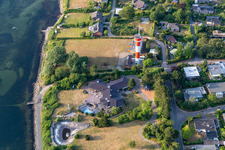Vue aérienne de Phare dans la zone côtière du fjord de l'ancienne villa de Beate Uhse à Schausende à le quartier Bockholm in Glücksburg dans le département Schleswig-Holstein, Allemagne