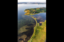 Vue aérienne de Surface de l'eau au bord de la mer avec le pont Noor sur le fjord de Flensburg en Holnis à le quartier Holnis in Glücksburg dans le département Schleswig-Holstein, Allemagne