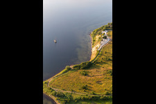 Photographie aérienne de Surface de l'eau au bord de la mer avec le pont Noor sur le fjord de Flensburg en Holnis à le quartier Holnis in Glücksburg dans le département Schleswig-Holstein, Allemagne