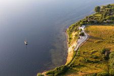 Vue oblique de Surface de l'eau au bord de la mer avec le pont Noor sur le fjord de Flensburg en Holnis à le quartier Holnis in Glücksburg dans le département Schleswig-Holstein, Allemagne