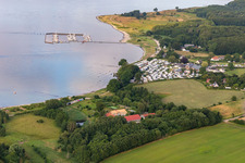 Vue aérienne de Camping de Bockholmwik et amarrage de bateaux de sport et de voiliers et postes d'amarrage dans le port " Marina de Bockholmwik à le quartier Rüde in Munkbrarup dans le département Schleswig-Holstein, Allemagne