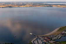 Vue aérienne de Port de plaisance avec amarrages pour bateaux sur la rive de Langballigau à le quartier Langballigholz in Langballig dans le département Schleswig-Holstein, Allemagne