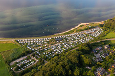 Vue aérienne de Camping avec caravanes et tentes sur la plage de la mer Baltique à Langballigholz à Westerholz dans le département Schleswig-Holstein, Allemagne