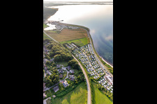 Vue aérienne de Camping avec caravanes et tentes sur la plage de la mer Baltique à Langballigholz à Westerholz dans le département Schleswig-Holstein, Allemagne