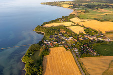 Vue aérienne de Vieux quai de Quern à le quartier Nieby in Steinbergkirche dans le département Schleswig-Holstein, Allemagne