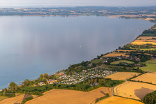 Vue aérienne de Camping Nordstern avec caravanes et tentes au bord de la mer Baltique dans la station balnéaire Norgaardholz à Norgaardholz à le quartier Norgaardholz in Steinberg dans le département Schleswig-Holstein, Allemagne