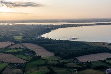 Vue aérienne de Fjord extérieur de Flensburg à le quartier Rüde in Bockholmwik dans le département Schleswig-Holstein, Allemagne