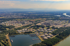 Vue aérienne de Port pétrolier sur le Rhin à le quartier Knielingen in Karlsruhe dans le département Bade-Wurtemberg, Allemagne