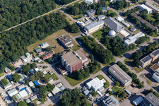 Vue aérienne de Bâtiment de recherche et complexe de bureaux du Campus Nord de l'Institut de Technologie de Karlsruhe avec l'Institut de Nanotechnologie sur Blankenlocher Straße à le quartier Leopoldshafen in Eggenstein-Leopoldshafen dans le département Bade-Wurtemberg, Allemagne